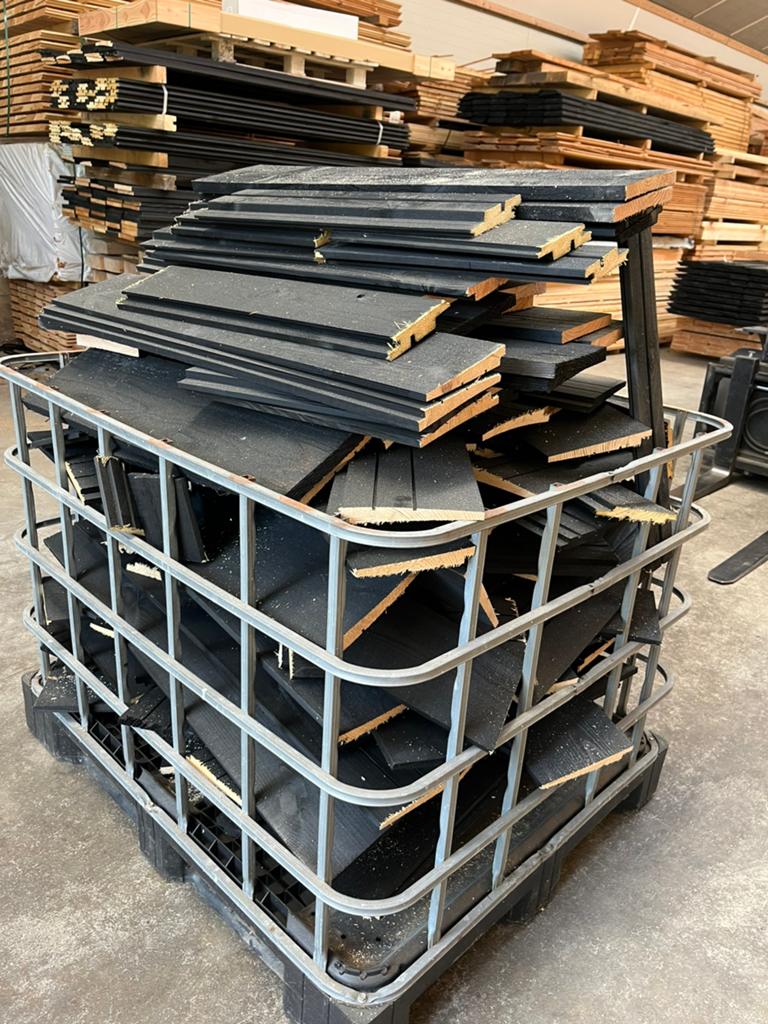 Allerlei zaagstukken douglashout gitzwart, Doe-het-zelf en Verbouw, Hout en Planken, Ophalen, Gebruikt, Minder dan 25 mm, Pallet