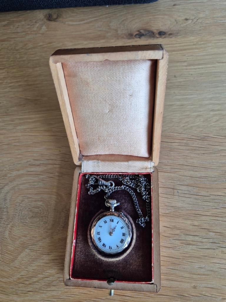 Zeldzaam dames zakhorloge met ketting en opbergkistje, Sieraden, Tassen en Uiterlijk, Horloges | Antiek, Overige merken, Overige materialen