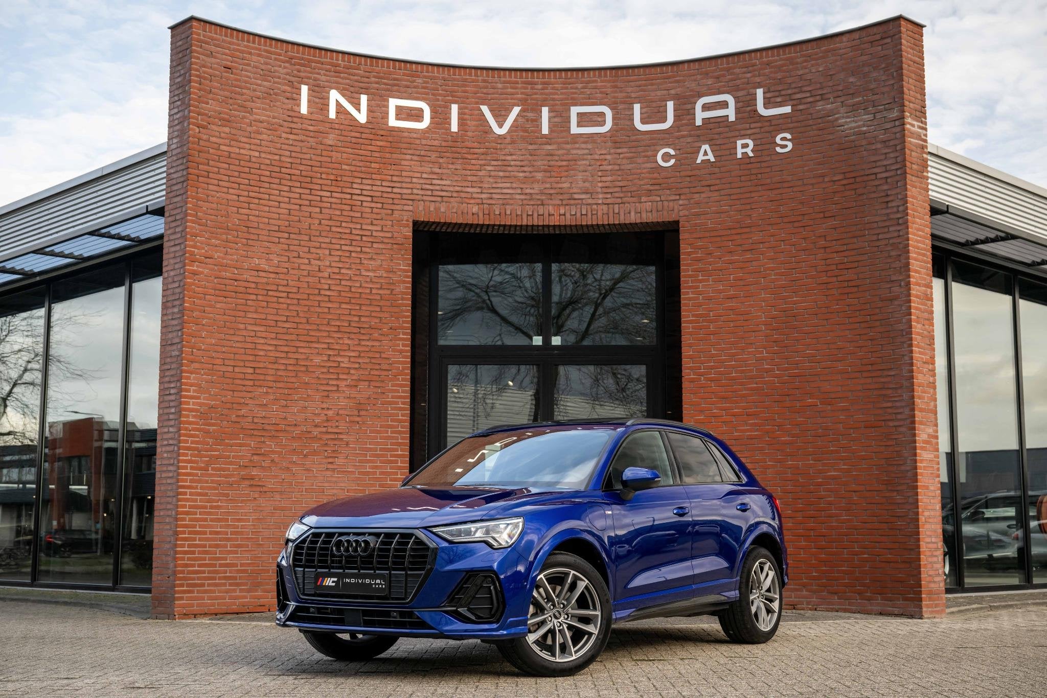Audi Q3 45 TFSI e S-line 245pk Panorama Matrix Individual, Gebruikt, Blauw, Leder en Stof, Automatische klimaatregeling
