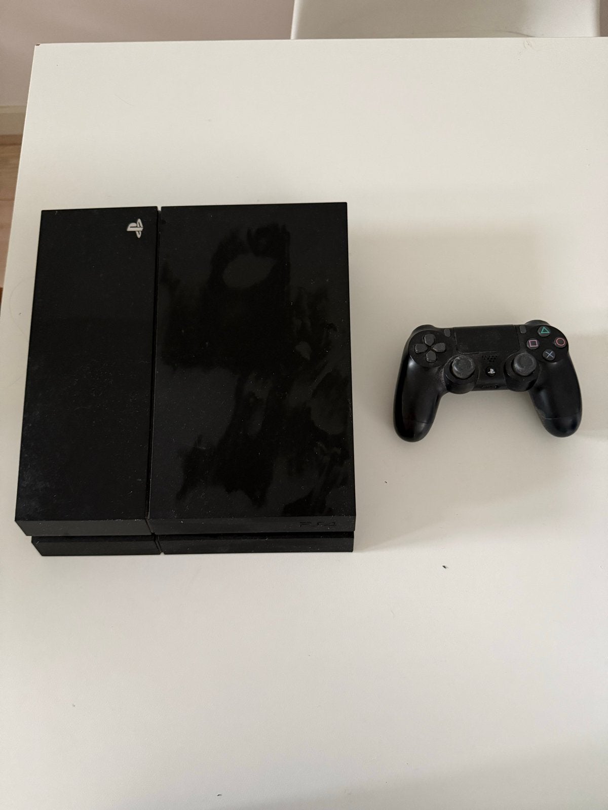 Foto 3 van PlayStation 4 met controller en 8 games
