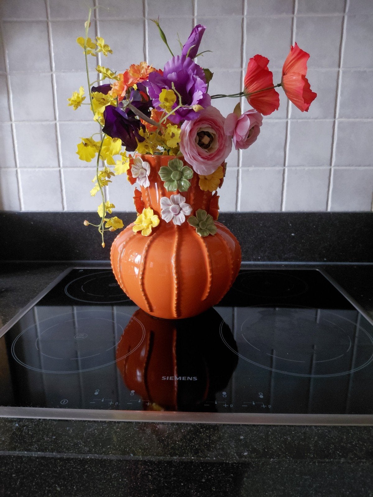 Oranje vaas met kleurrijke kunstbloemen, Ophalen