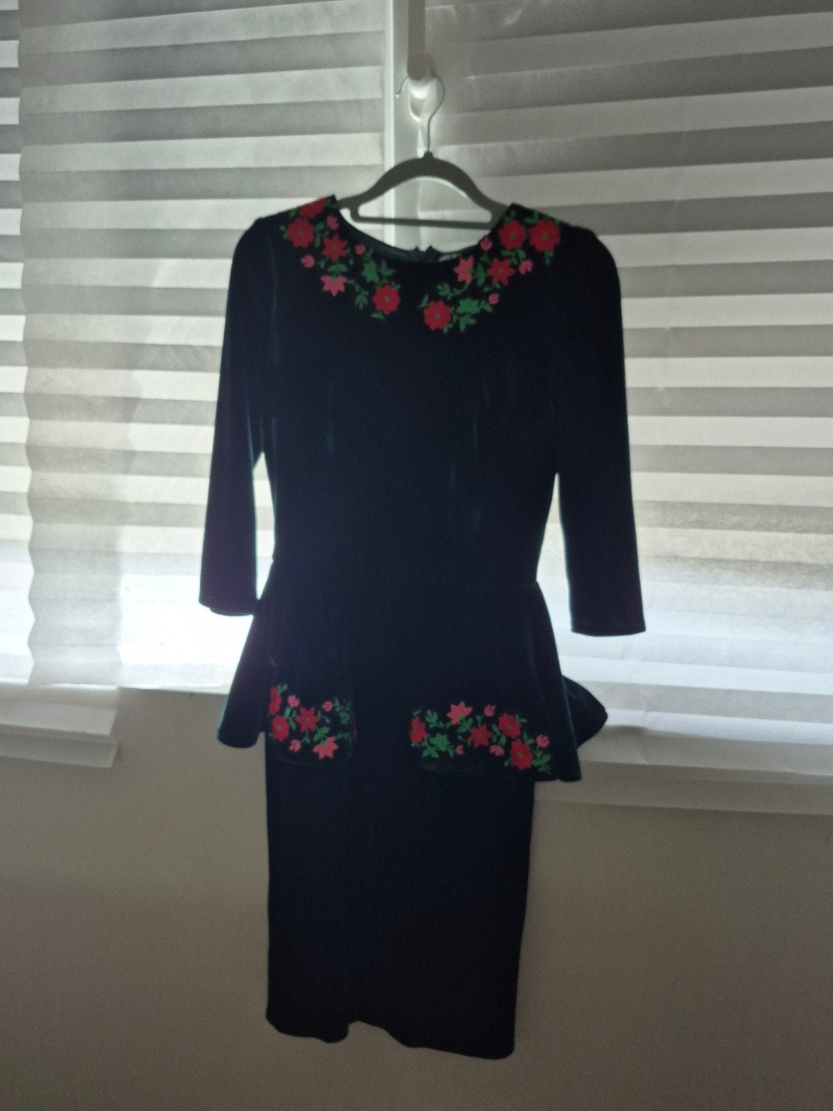 Donkergroene fluwelen jurk met bloemenborduursel, Kleding | Dames, Jurken, Ophalen of Verzenden, Zo goed als nieuw, Maat 34 (XS) of kleiner