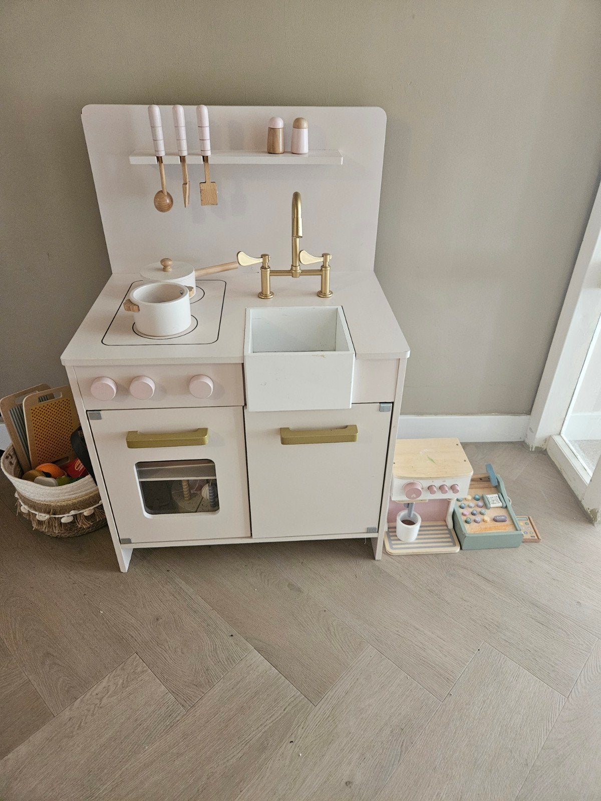 Houten speelkeuken met accessoires en kassa, Ophalen, Gebruikt, Meubelstuk of Keukentje