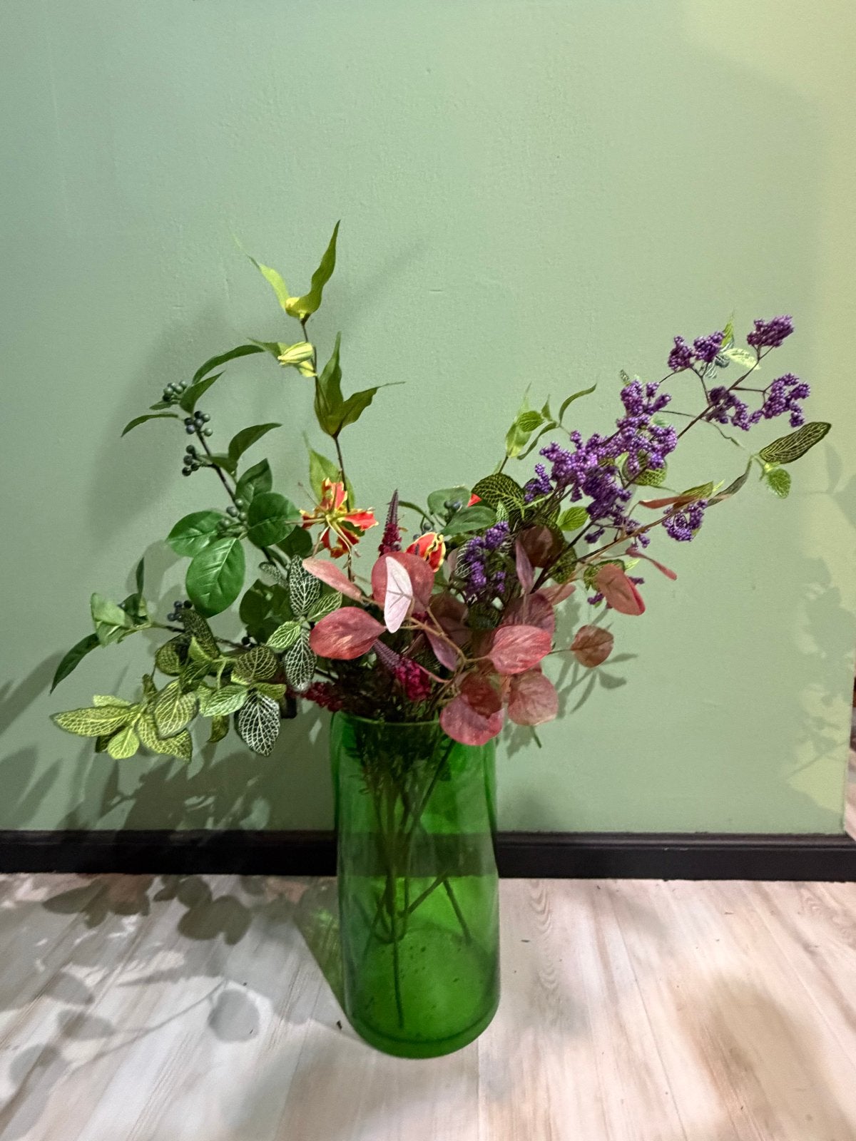 Groene glazen vaas met kunstbloemen, Ophalen, 50 tot 75 cm, Groen, Glas