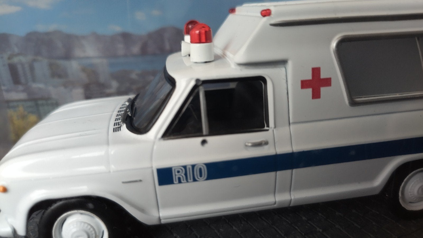 chevroler C10 Ambulance 1:43 James Bond.007 Moonraker Pop, Overige merken, Auto, Verzenden, M