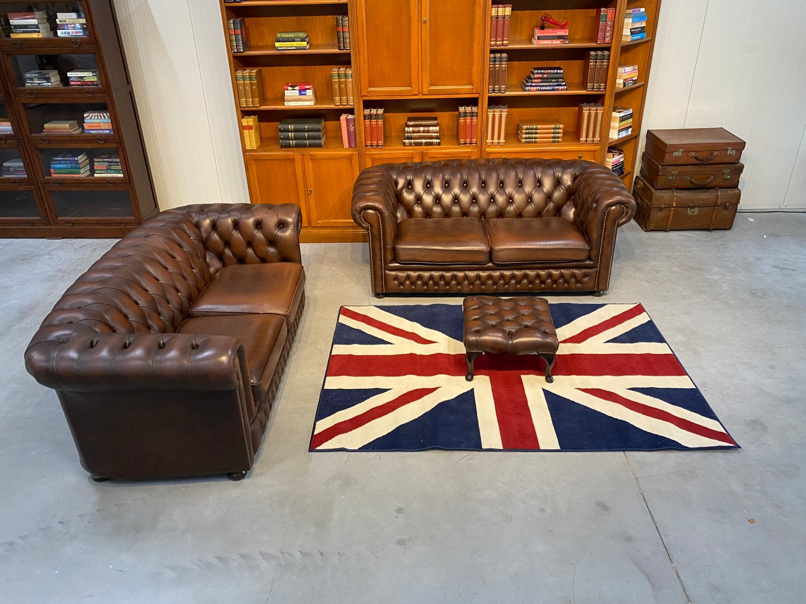 Twee Springvale Chesterfield banken bruin gevlamd, Huis en Inrichting, Banken | Voetenbanken en Poefen, Ophalen, 125 cm of meer