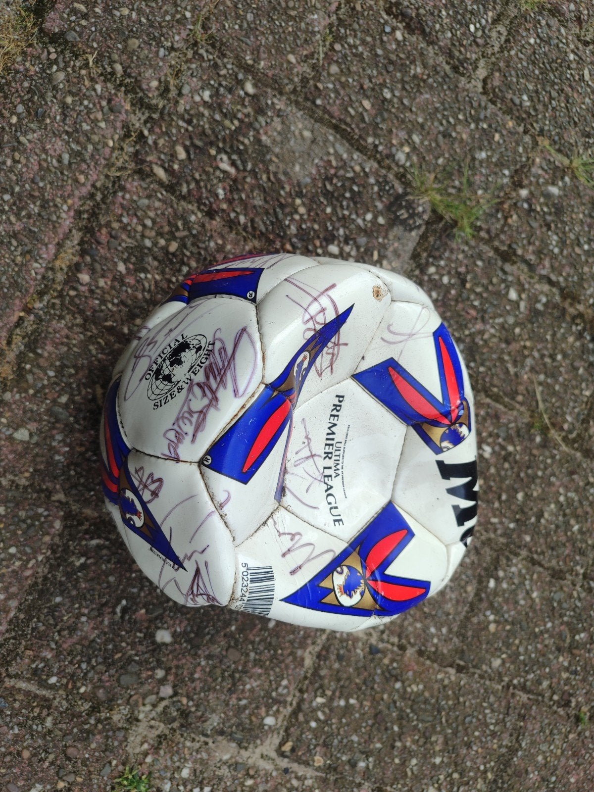 Oude voetbal met diverse handtekeningen, Sport en Fitness, Voetbal, Ophalen, Gebruikt, Bal