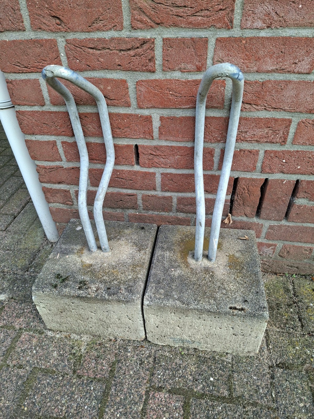 2x Fietsenrek met betonnen voet, ter grootte van een stoepte, Ophalen, Gebruikt