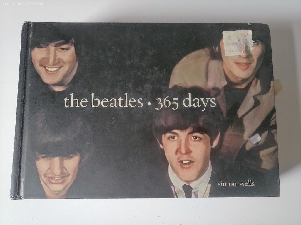 Boek The Beatles - 365 days, Ophalen of Verzenden, Zo goed als nieuw, Film, Tv en Media