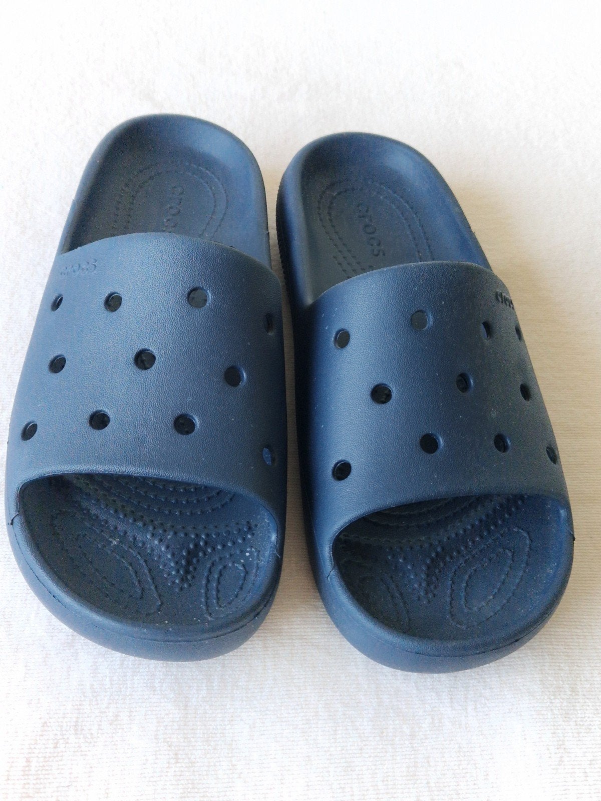 Crocs Classic Slide Slippers - Donkerblauw, Kleding | Dames, Schoenen, Zo goed als nieuw, Slippers, Blauw, Ophalen of Verzenden