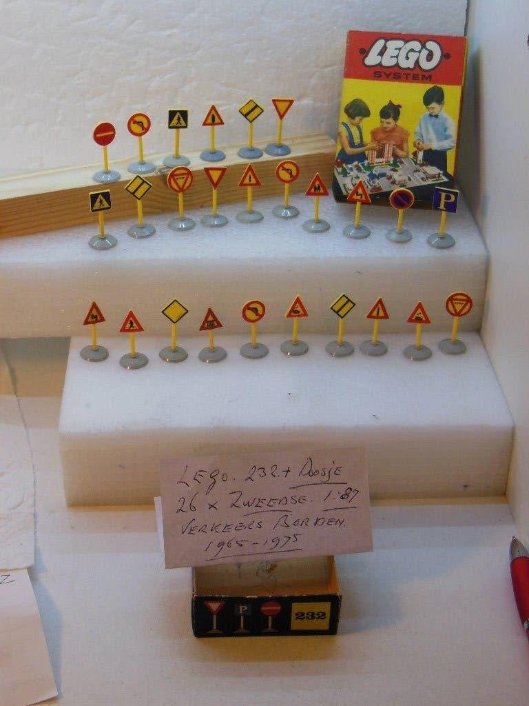 26 x LEGO ZWEEDSE verkeersborden - ZELDZAAM met Doosje 232, Ophalen of Verzenden, Gebruikt, Overige typen, Overige merken