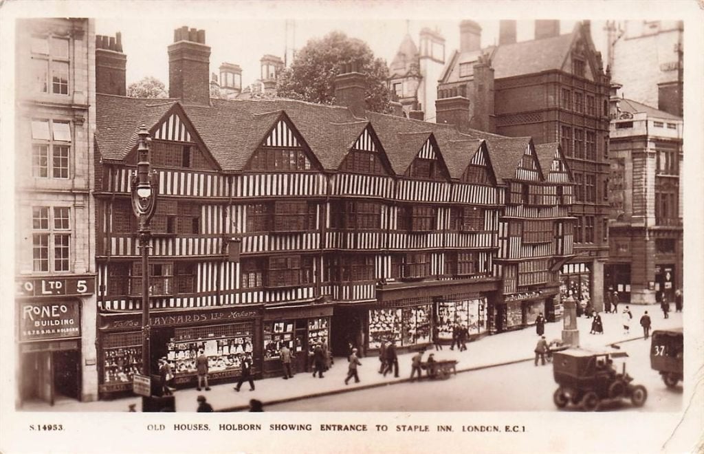 702-325-047 Old Houses Holborn Showing Entrance To Staple I, Verzenden, Voor 1920, Engeland