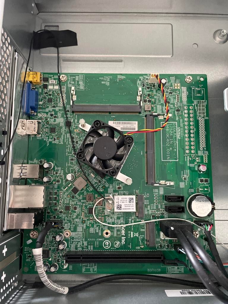 Moederbord en behuizing - werking onbekend, Computers en Software, Moederborden, Niet werkend, Overige typen, Overige soorten