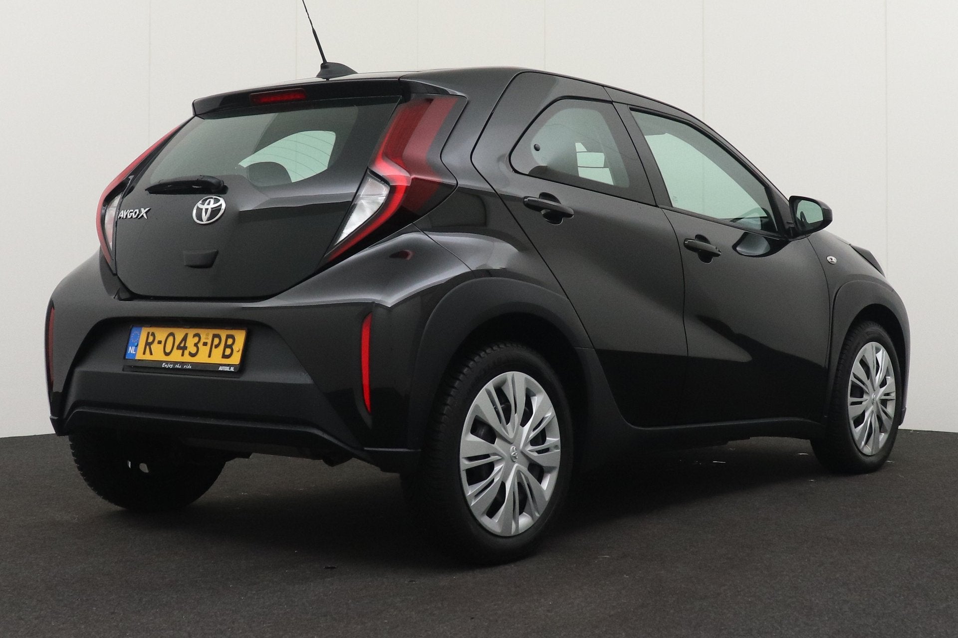 Toyota Aygo X 1.0 VVT-i MT Play Carplay Adapt. Cruise Camera, Auto's, Dealer onderhouden, Gebruikt, 920 kg, 4 stoelen