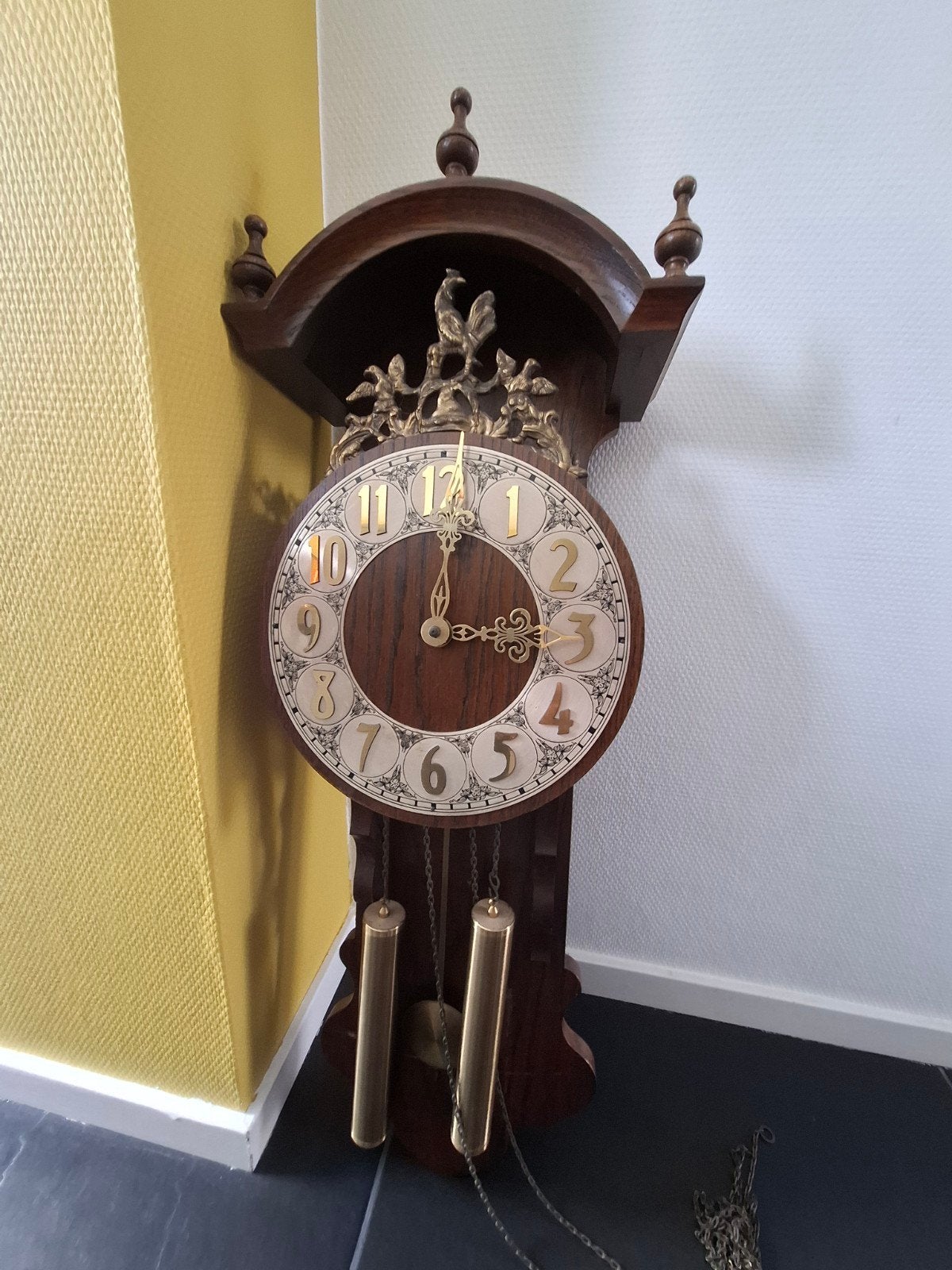 Antieke wandklok met slinger en gewichten, Ophalen