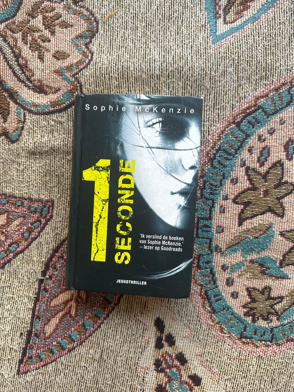 1 Seconde - Sophie McKenzie (Jeugdthriller), Boeken, Ophalen of Verzenden, Gelezen, Nederland