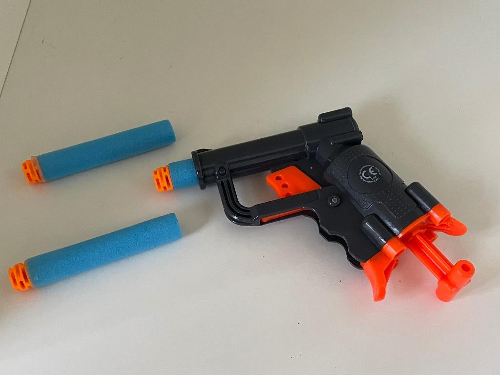 C266 Toi Toys Blaster (soort Nerf) met darts, Ophalen of Verzenden, Gebruikt