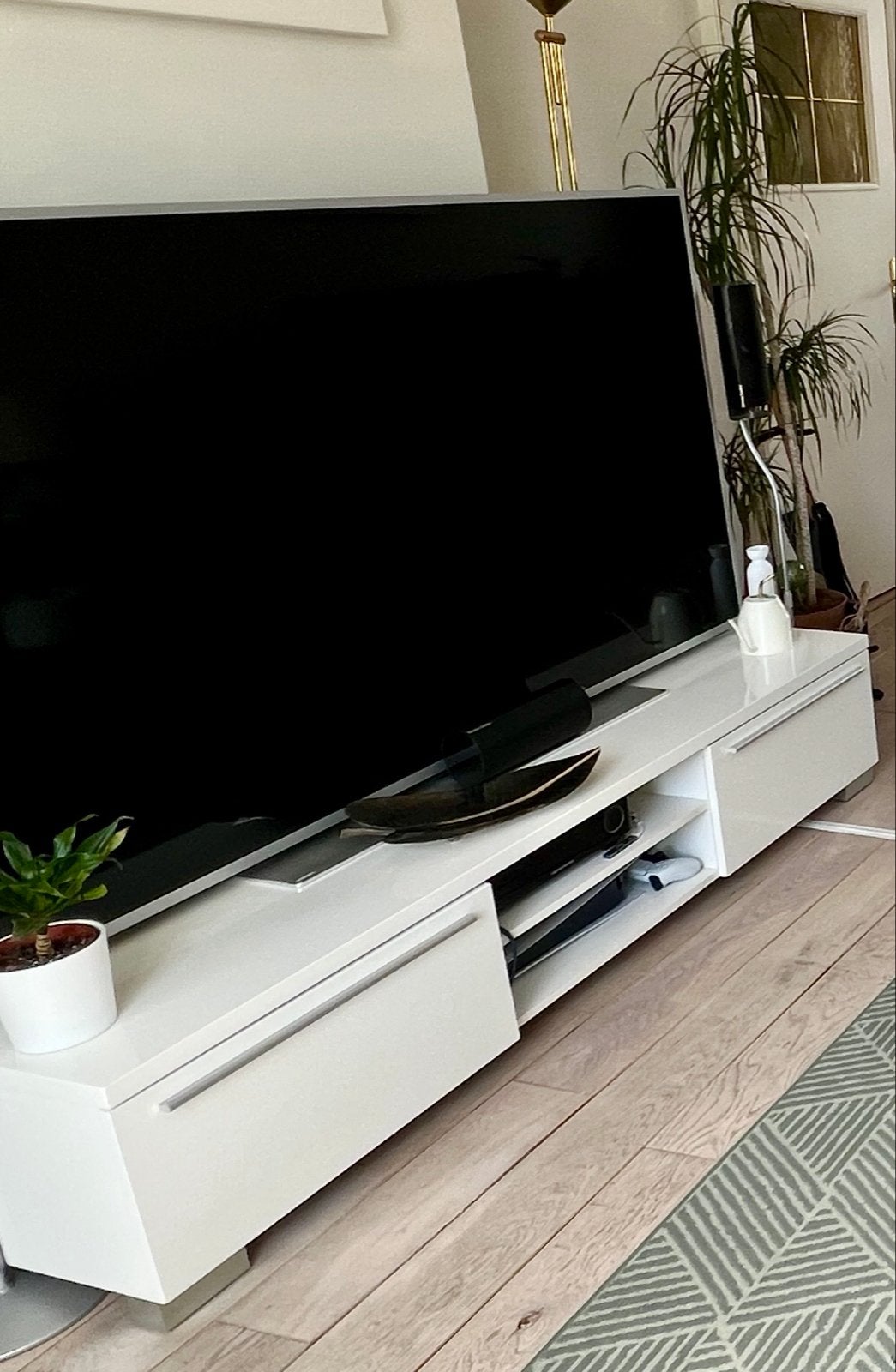 Modern wit tv-meubel met opbergruimte, Huis en Inrichting, Ophalen, Overige materialen, 150 tot 200 cm, Zo goed als nieuw