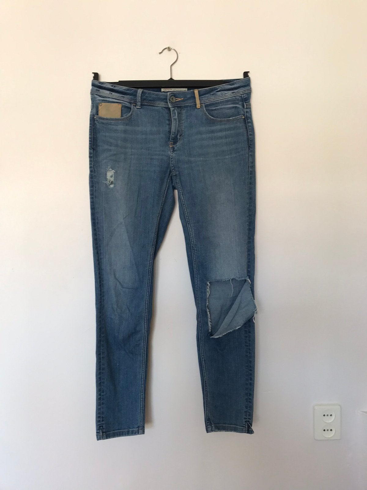 Zara basic denim 38 1975 scheuren gaten donkerblauw egf, Blauw, Zara, Ophalen of Verzenden, Zo goed als nieuw