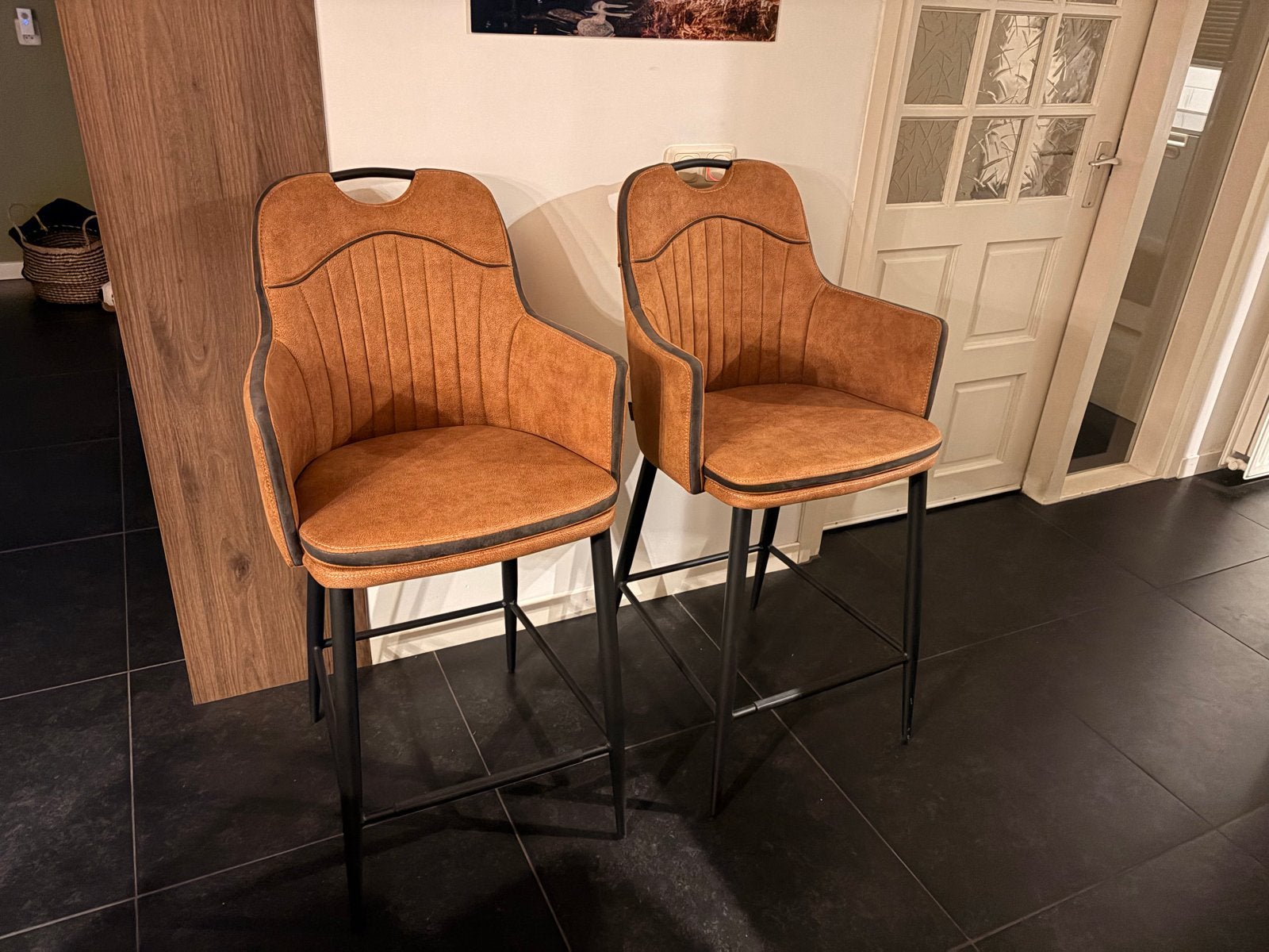 Set barkrukken - Cognac kleurig met zwart onderstel, Ophalen, Met voetsteun, 60 tot 90 cm, Zo goed als nieuw