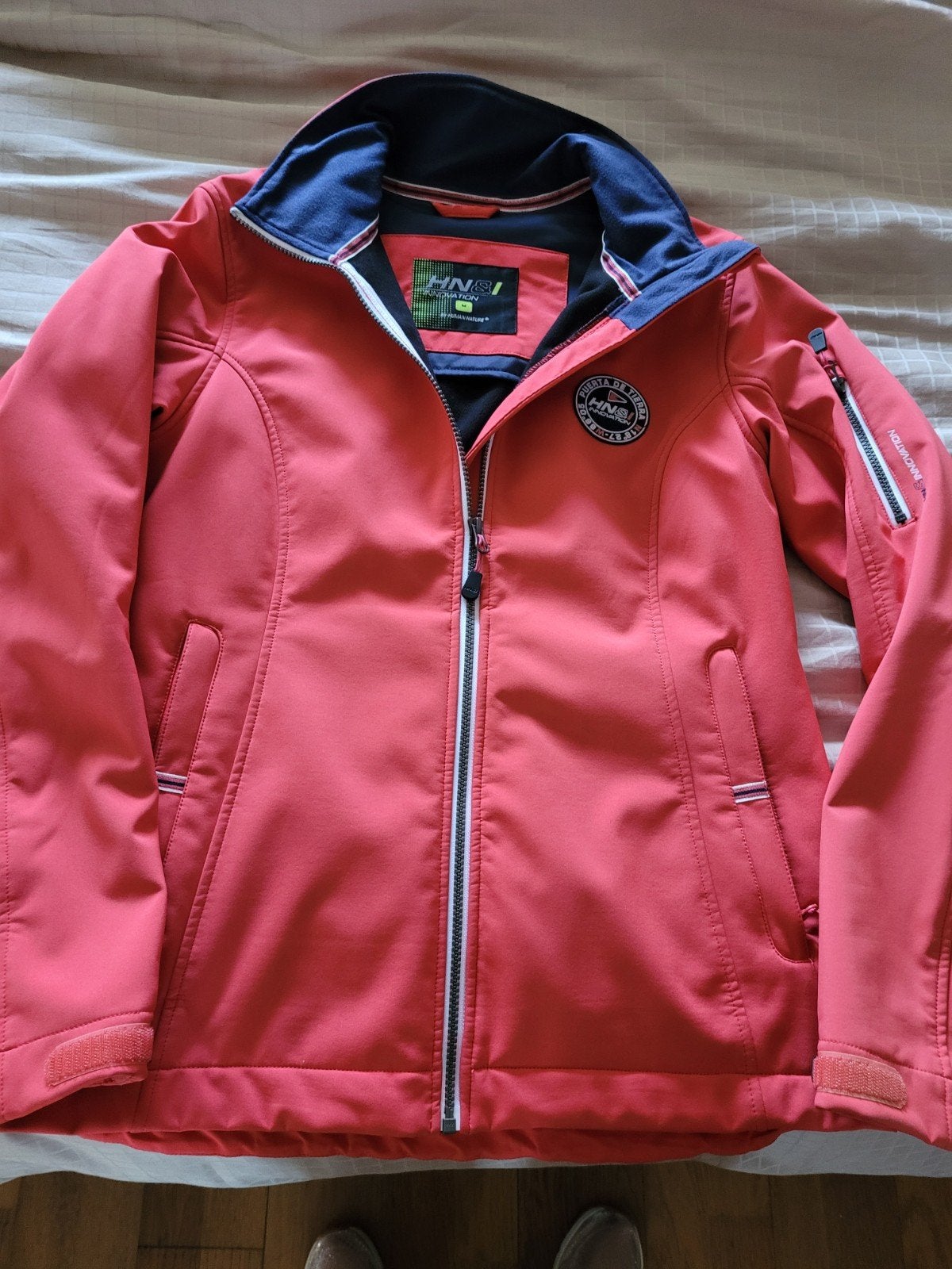 rood H N outdoor jack maat M, Maat 38/40 (M), Overige typen, Ophalen of Verzenden, Zo goed als nieuw