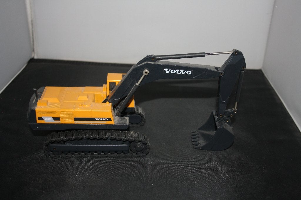 Joal Volvo kraan, Hobby en Vrije tijd, Modelauto's | 1:50, Ophalen of Verzenden, Zo goed als nieuw, Bus of Vrachtwagen, Overige merken