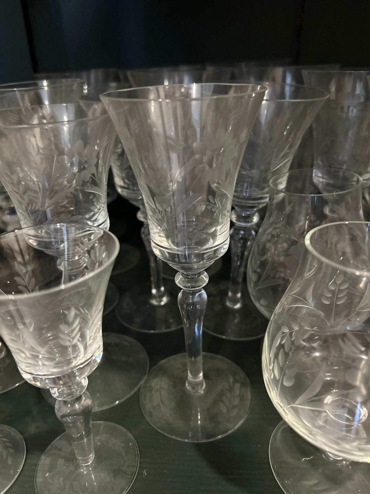 Set van 27 bewerkte glazen met bloemmotief, Ophalen