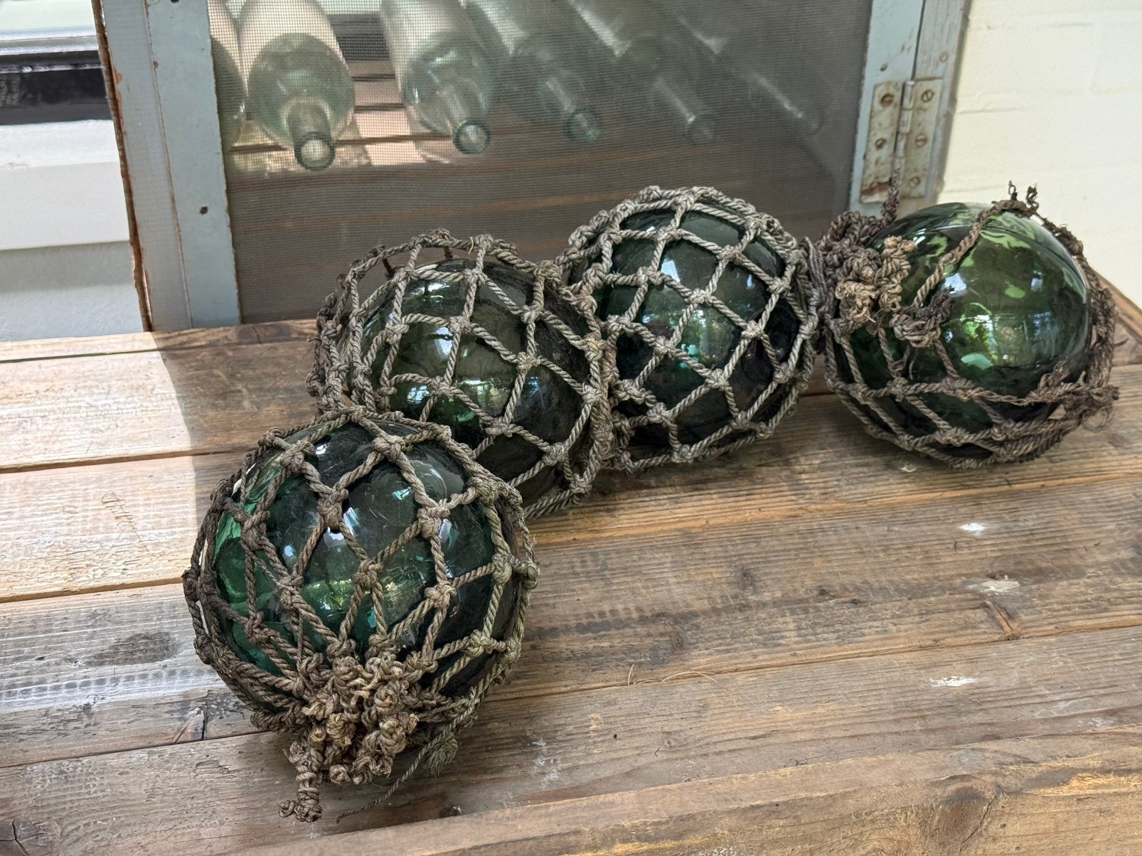 Oude glazen visserballen / drijfbollen met origineel net, Antiek en Kunst, Curiosa en Brocante, Ophalen of Verzenden