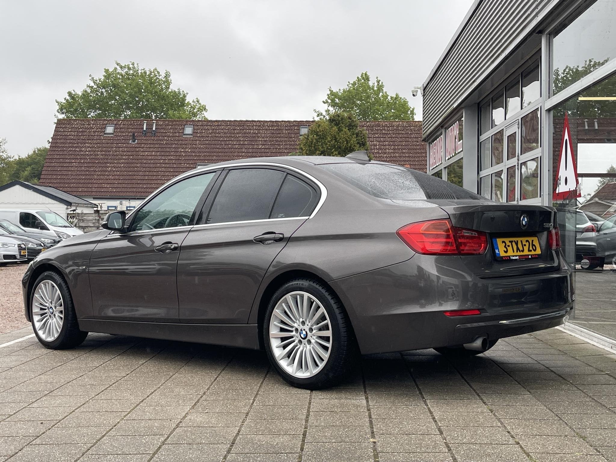 BMW 3-serie 320i High Executive /Automaat/Cruise/Climate/Spo, Auto's, BMW, Automaat, Achterwielaandrijving, Gebruikt, 4 cilinders