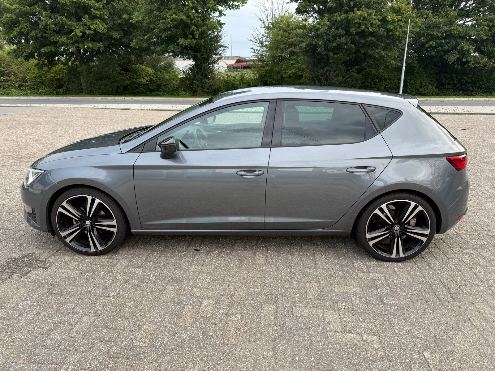 SEAT Leon 1.4 TSI FR Business | 19”  | CarPlay, Auto's, Voorwielaandrijving, 125 pk, Zwart, 4 cilinders