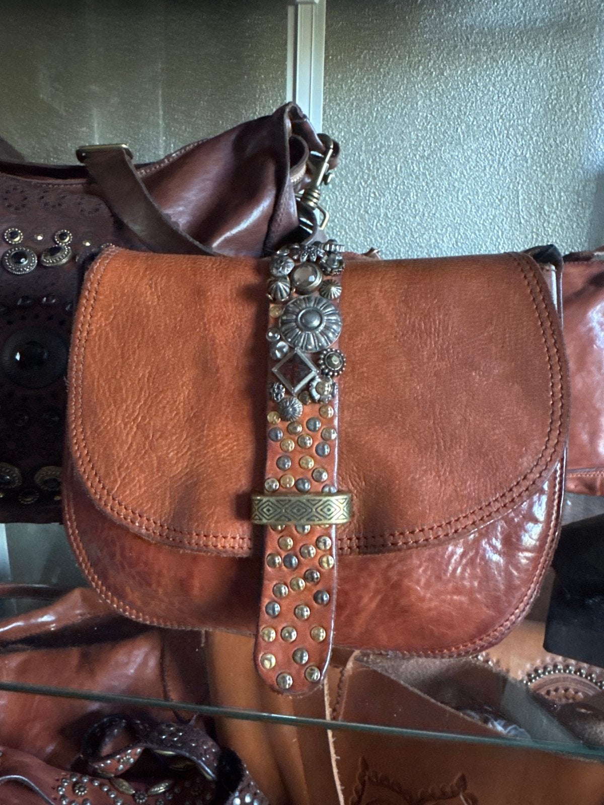 Campomaggi Cognac Leren Schoudertasje met Studs, Ophalen of Verzenden, Zo goed als nieuw, Bruin, Schoudertasje