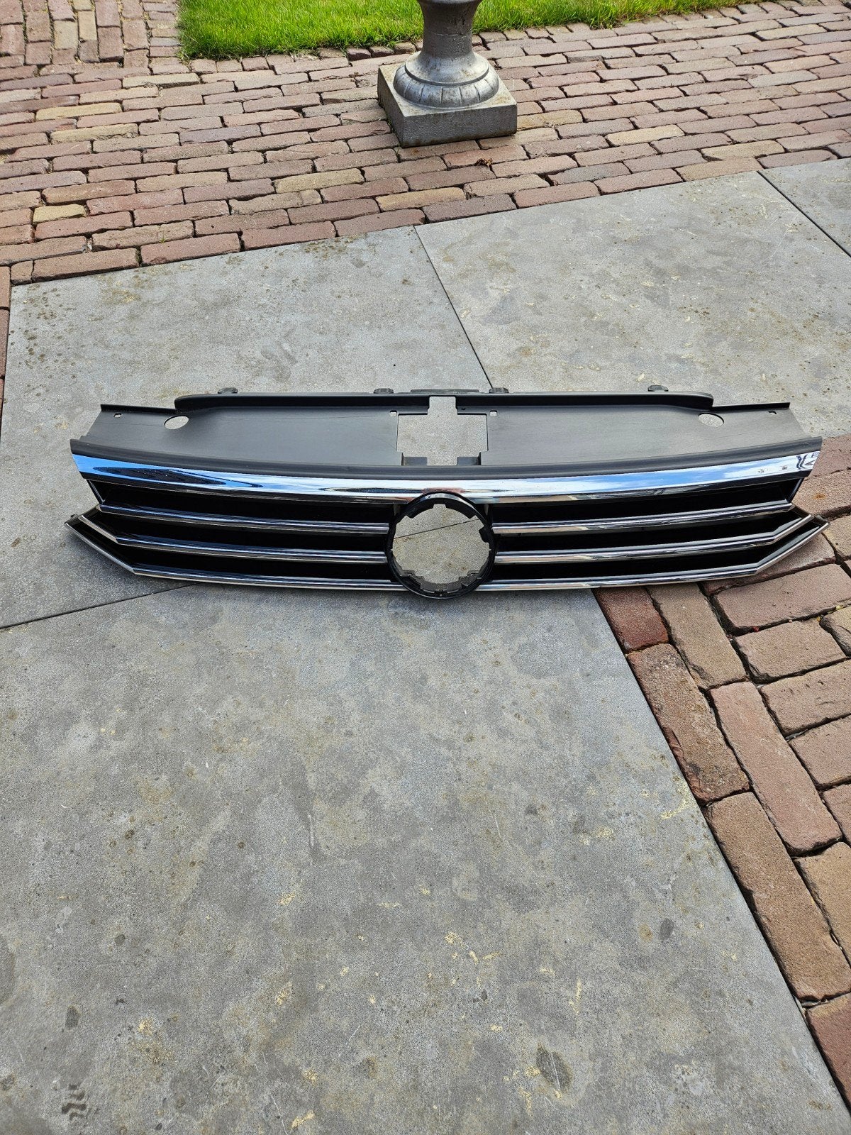 Grill Passat B8 Highline. Chrome plus hoogglans zwart., Ophalen, Gebruikt, Bumper, Volkswagen
