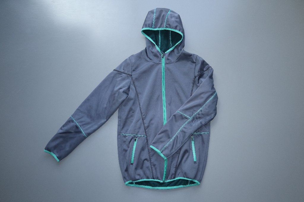 maat 164 jas softshell capuchon grijs + groene accenten, Kinderen en Baby's, Ophalen of Verzenden, Gebruikt, Jongen, Jas