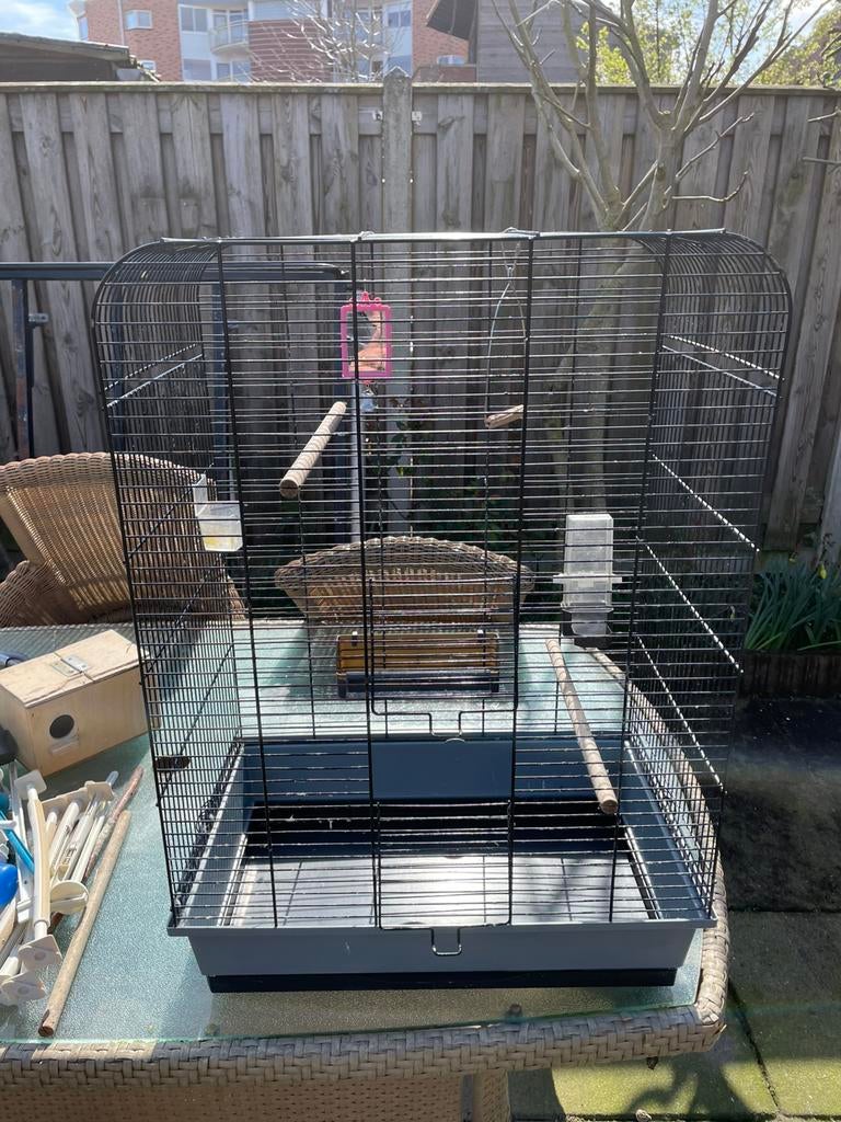 Mooi gebruikte vogelkooi met toebehoren te koop, Dieren en Toebehoren, Ophalen, Gebruikt, Metaal, Vogelkooi