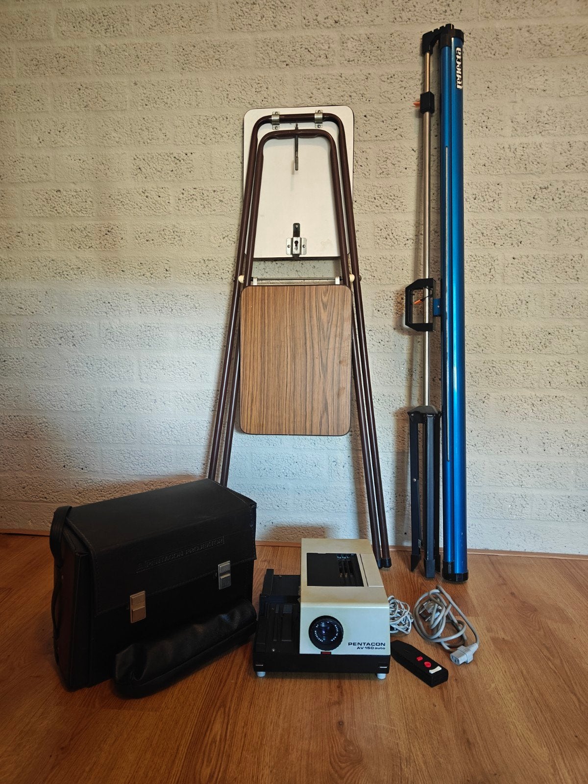 Diaprojector set: Pentacon AV 150 auto met scherm en tafel, Audio, Tv en Foto, Ophalen, Gebruikt, Met scherm