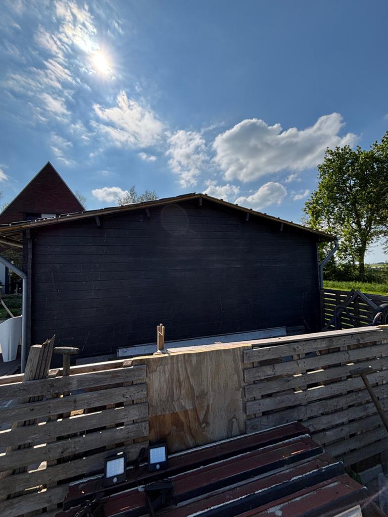 Ruime Blokhut/Tuinhuis 5x5m met kantelramen en nieuw dak, Ophalen, Gebruikt, Tuinhuis, 2 ramen