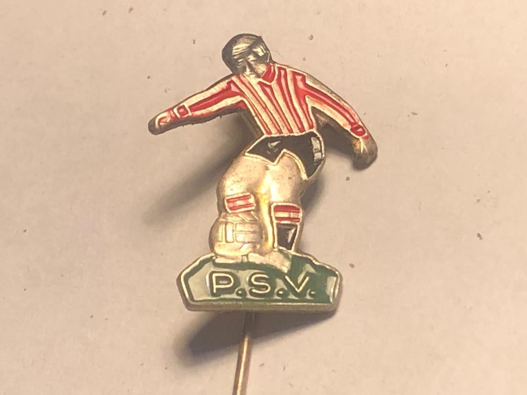 Metalen P.S.V. VOETBALLER VOETBALCLUB Speld., Verzenden, Zo goed als nieuw, Sport, Speldje of Pin