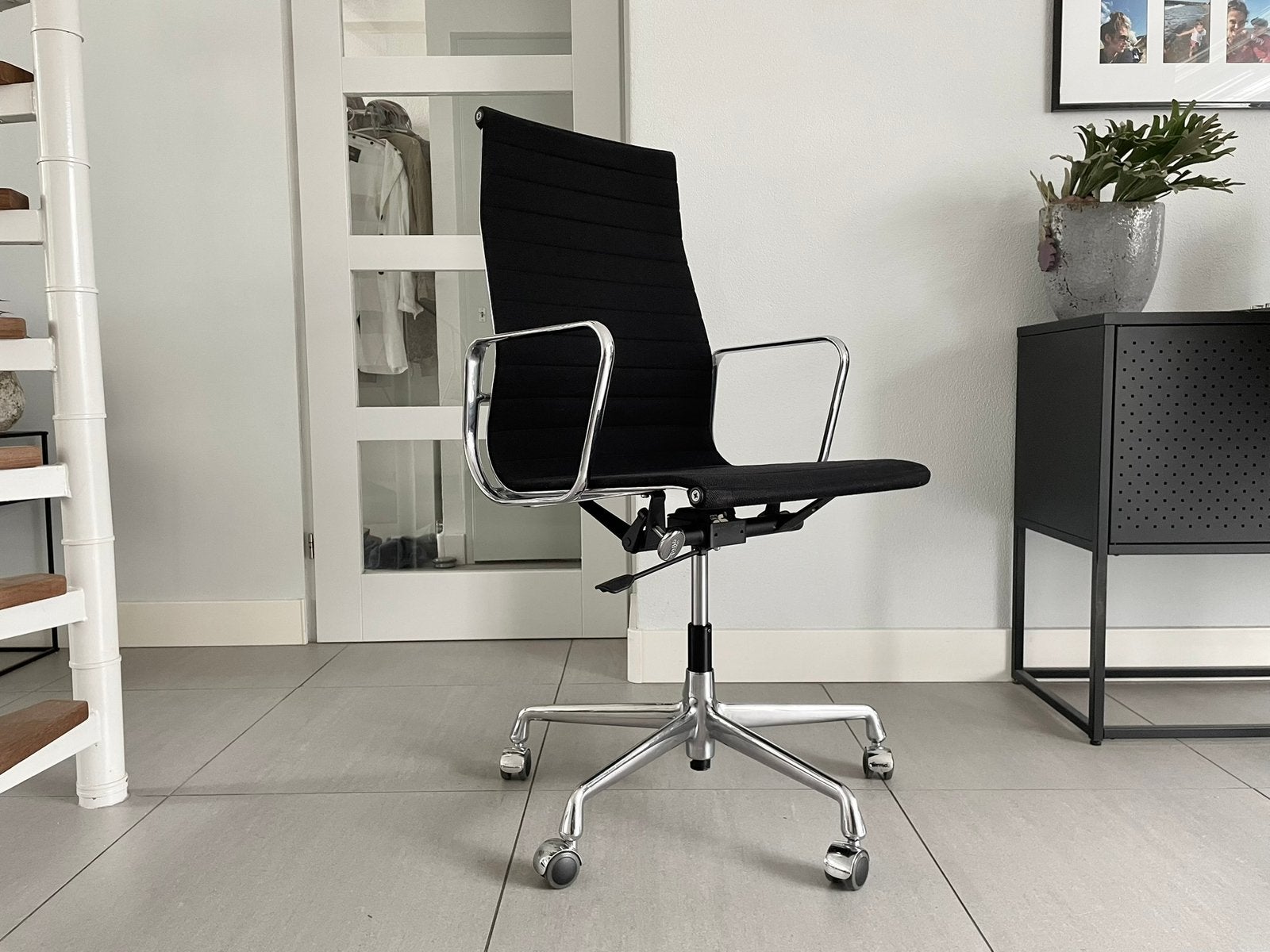 6x Vitra Eames ea119 bureaustoel hopsak zwart chroom, Vitra, Zwart, Ophalen of Verzenden, Zo goed als nieuw