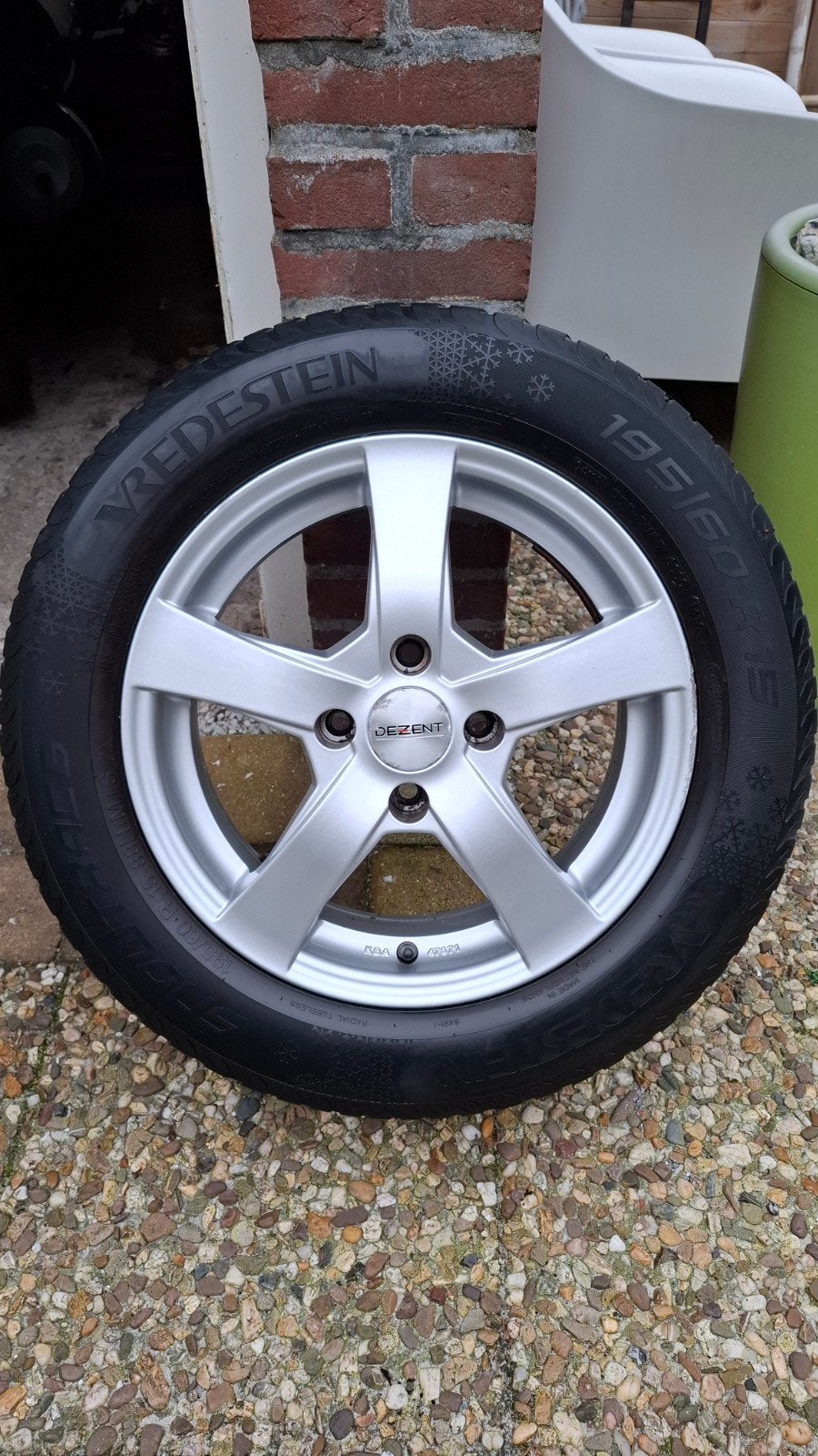 Vredestein winterbanden met Dezent velgen 195/60 R15, Ophalen of Verzenden, Gebruikt