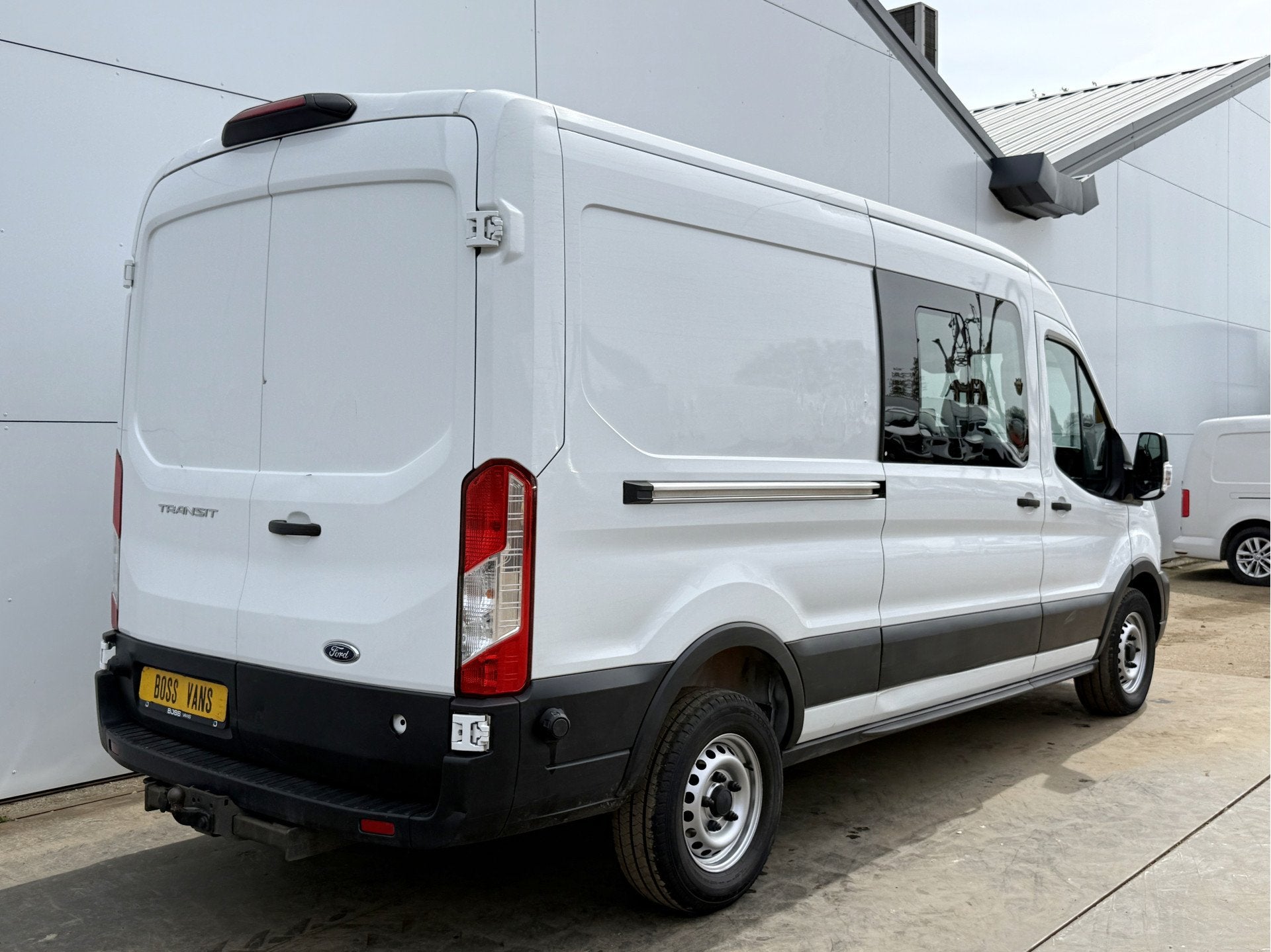 Ford Transit DC 2.0 TDCI L3H2 130PK 6- persoons Dubbele cabi, Zwart, 4 cilinders, 2212 kg, Wit