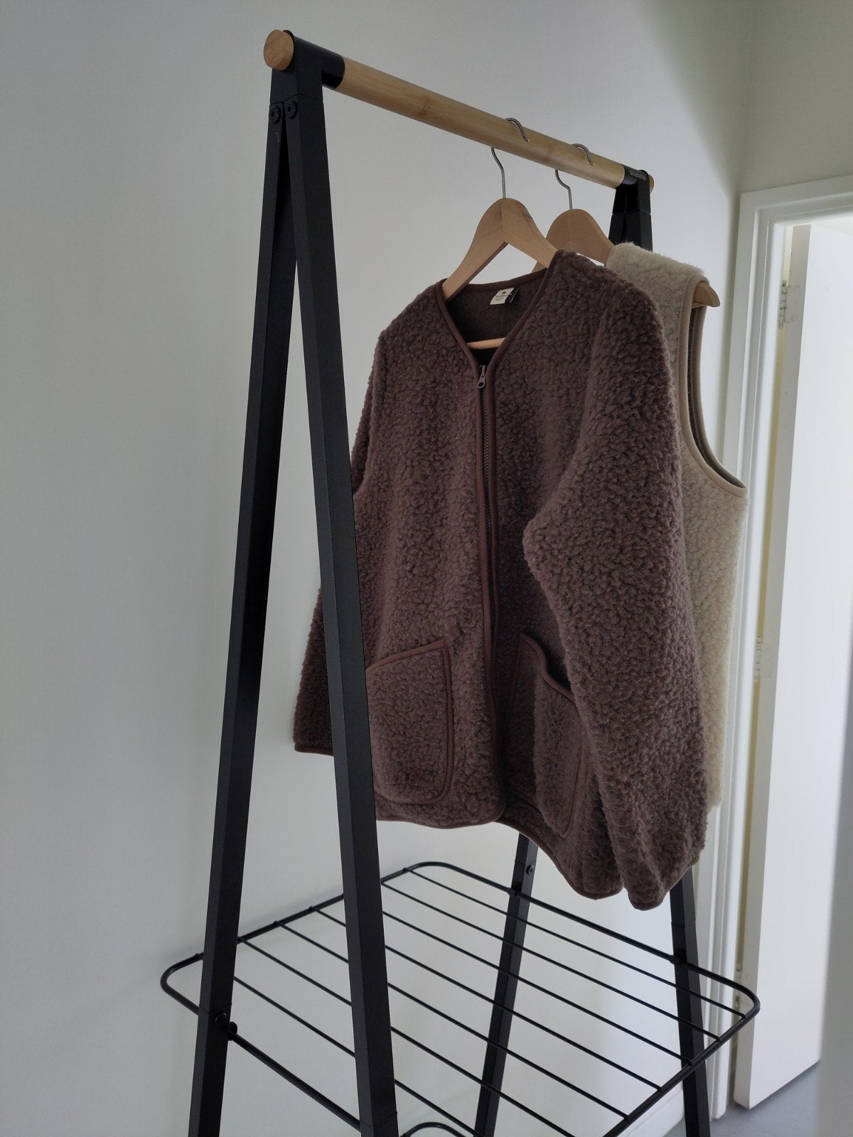 Brabantia Linn Kledingrek met 2 planken - Zwart/Hout, Ophalen, Zo goed als nieuw, Metaal, Staande kapstok