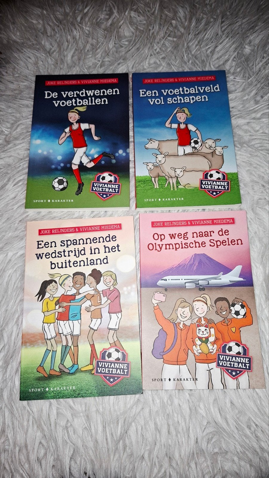 Complete set Vivianne Voetbalt - 4 boeken, Ophalen of Verzenden, Zo goed als nieuw, Joke Reijnders & Vivianne Miedema