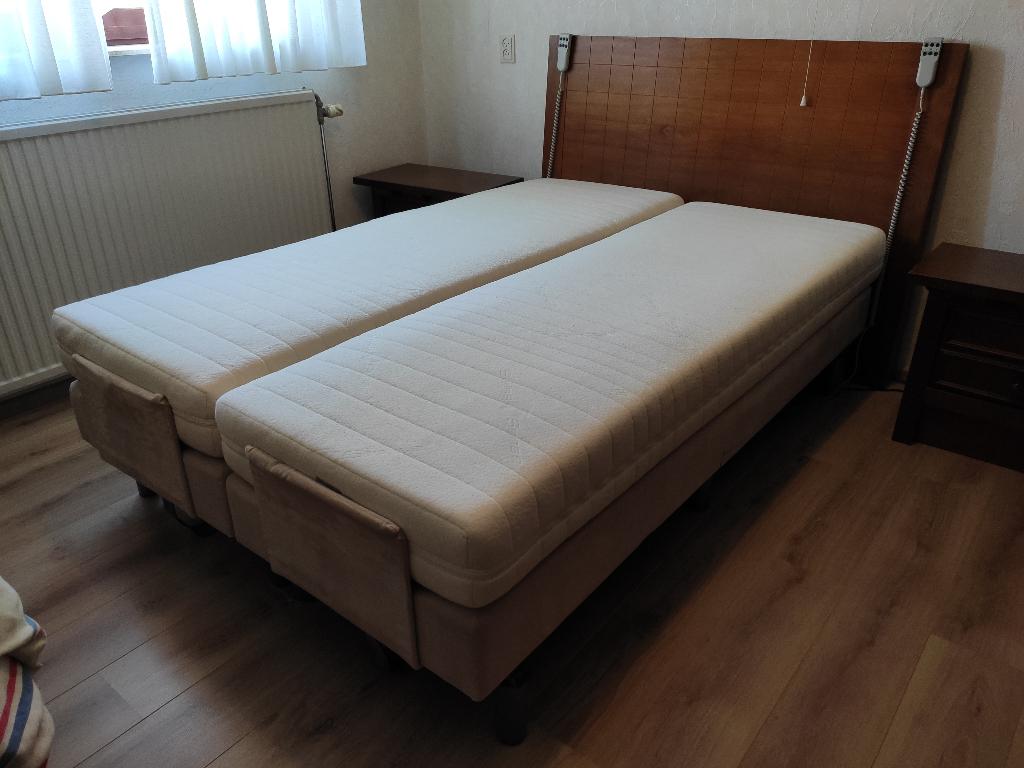 Elektrische Boxspring Tweepersoonsbed - Swiss Sense, Ophalen, Donker houten (coffee) hoofdbord, Beige frame, Beige, Tweepersoons
