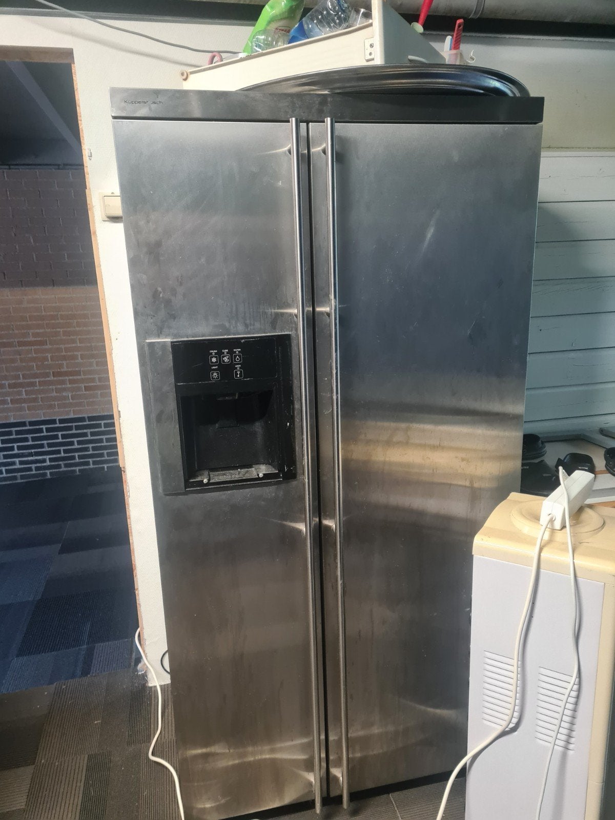 Amerikaanse koelkast met vriesvak en waterdispenser