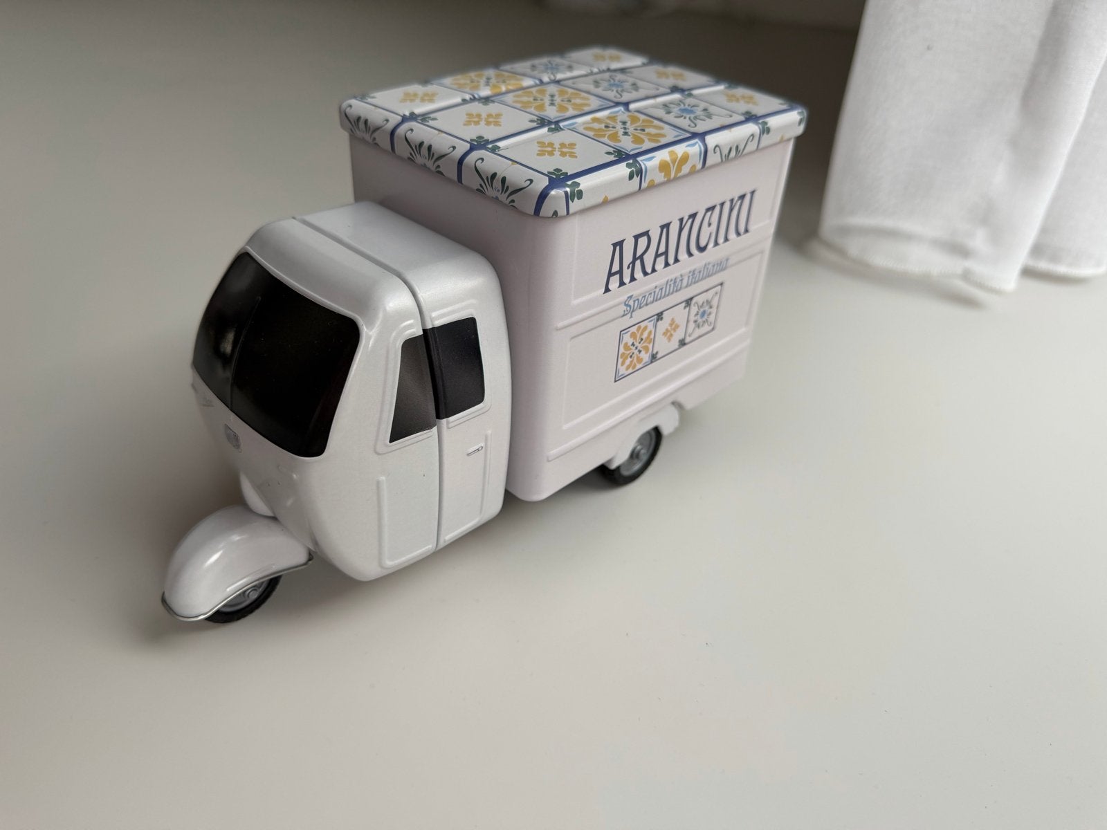 Koekblik in de vorm van een Piaggio Ape - Arancini, Ophalen of Verzenden, Gebruikt, Koek(jes), Overige merken