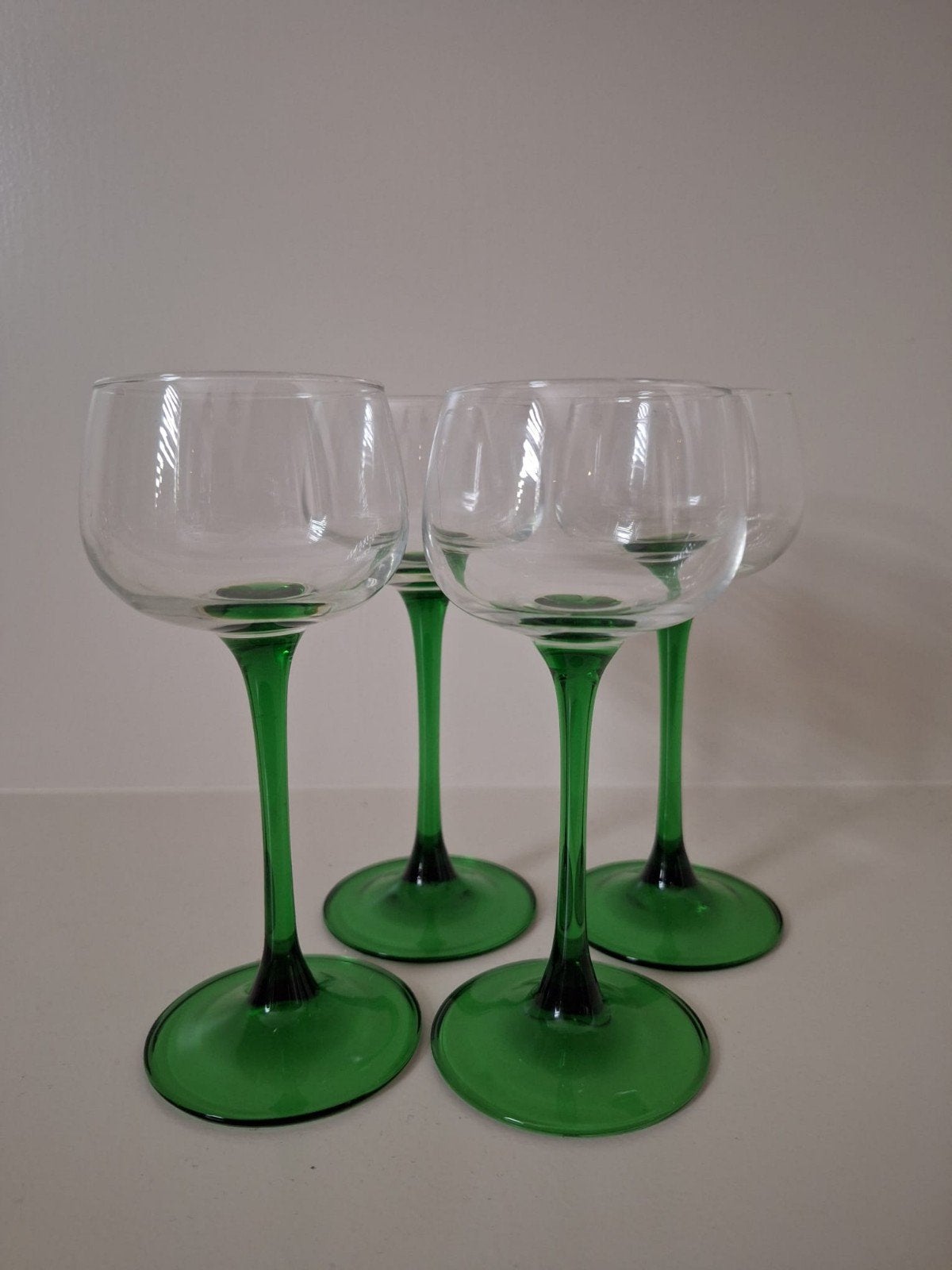 Set van 4 wijnglazen met groene voet, Ophalen of Verzenden