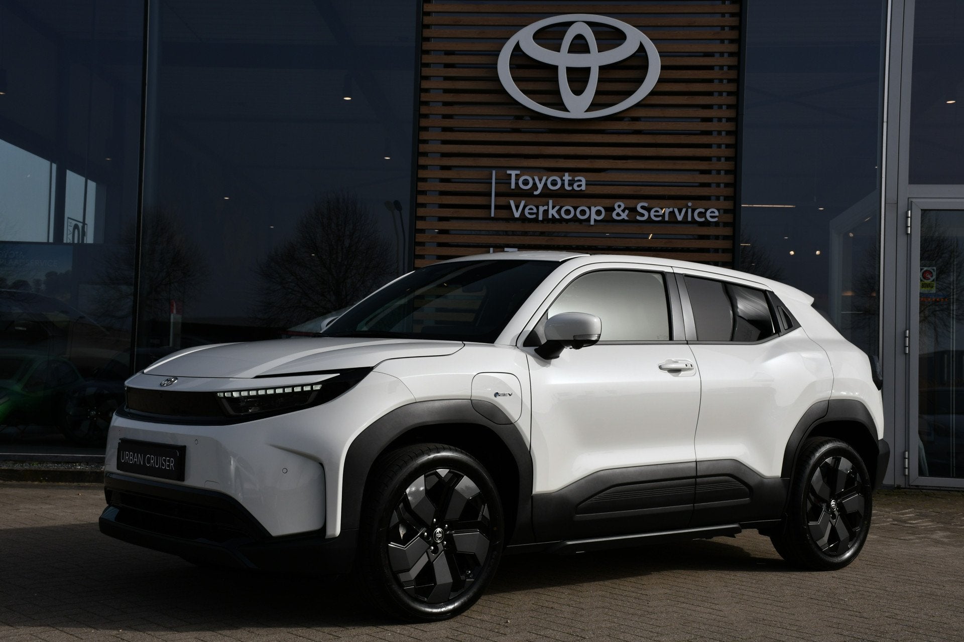 Toyota Urban Cruiser Executive 61 kWh Automaat 174pk | DEMO-, Auto's, Toyota, Gebruikt, 44 min, Leder en Stof, Wit