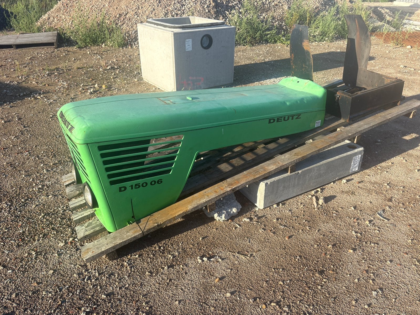 Deutz-Fahr D15006 motorkap, Ophalen