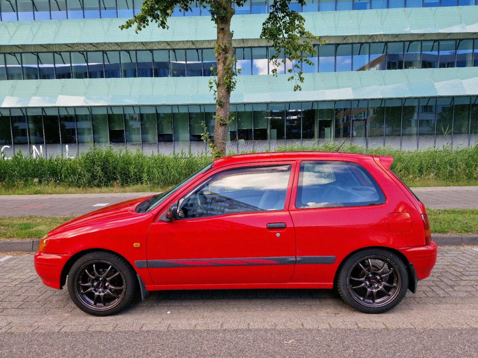 Toyota Starlet rood 1.3 16V 1998, Rota velgen, trekhaak, Auto's, Toyota, Particulier, Starlet, Benzine, Hatchback, Handgeschakeld