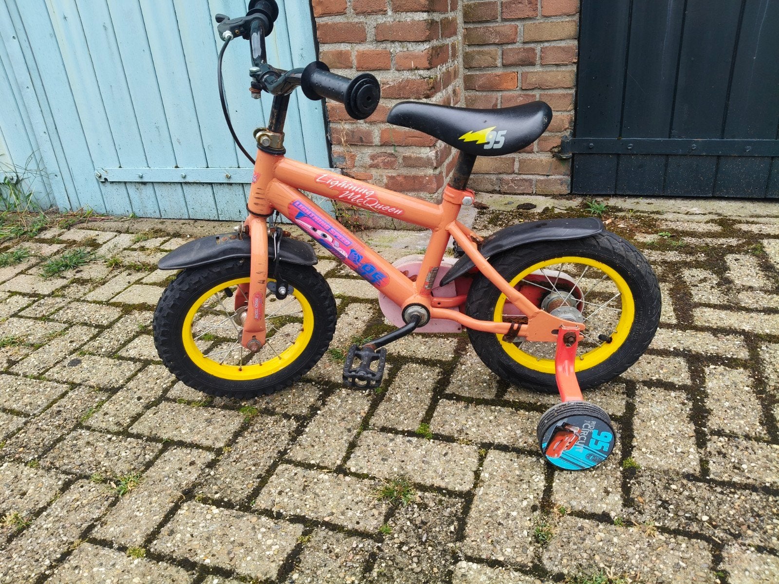Kinderfiets  12 inchLightning McQueen met zijwieltjes, Ophalen, Gebruikt, Velgrem